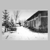 080-0036 Das Gehoeft Lau in Pregelswalde. Links im Hintergrund die Scheune von Bauer Schlicht.jpg